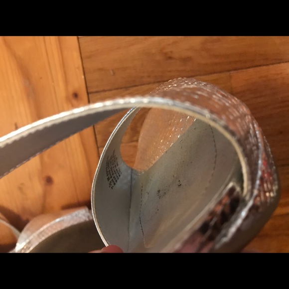 Bandolino Silver Heels - Picture 4 of 6